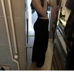 Slutsålda tygbyxor - Dessa superfina tygbyxor är ifrån ginatricot som går ej att köpa mer! Köptes för 399kr, använd lite och är i väldigt fint skick! Väldigt stretchiga så passar både Xs och S!