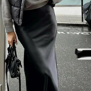 Satin kjol - En jättefin satin kjol som inte passar mig, skriv gärna om du har frågor eller vill diskutera priset 👍🏻☺️