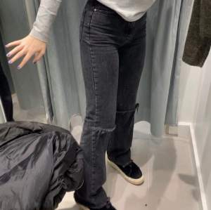 Svarta stradivarius straight jeans i storlek 32, säljer för 130+frakt 