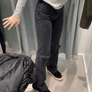 Stradivarius jeans  - Svarta stradivarius bootcut jeans med hål vid knäna i storlek 32.  