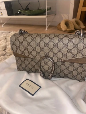 Gucci väska  - Säljer denna otroligt fina sparsamt använda Gucci väskan (modell och exakta namn ses på sista bilden). Allt finns kvar, org box,påse, dustbag. Nuvarande priset är 29 000. 