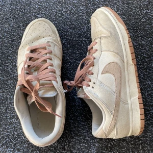 Nike dunk low  - Säljer mina Nike dunk low pink fossil på grund av har köpt nya skor. Inget fel på skorna. Låda ingår. Pris kan diskuteras vid snabb affär 