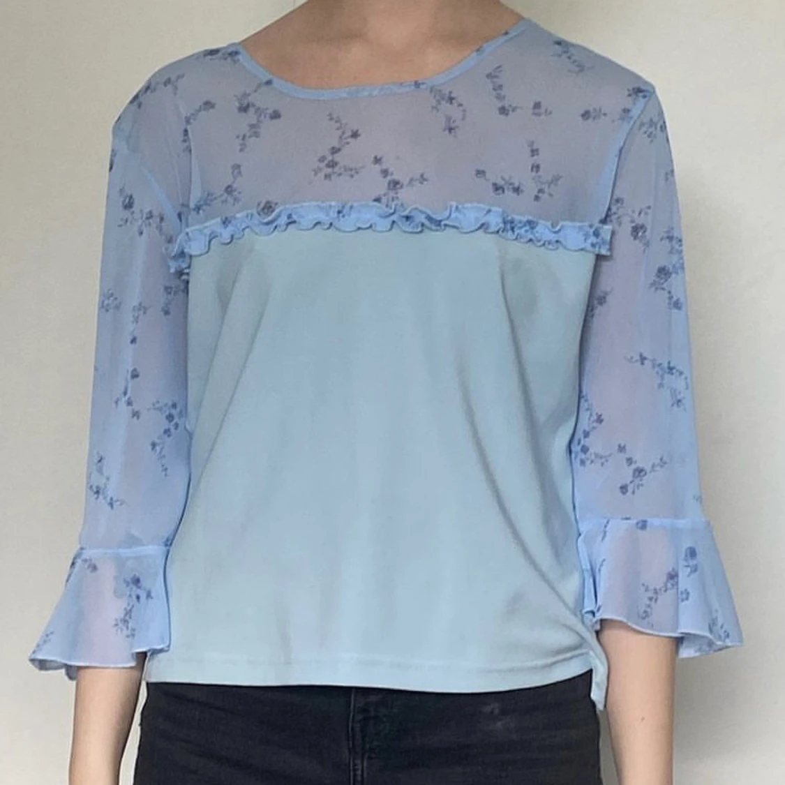 Turkos tröja med blommor och volang