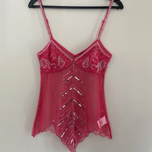 Linne🎀 - 💗Linne i storlek M men passar bättre en S. Passar någon med mindre byst då kuporna är rätt små, för referens så har jag 80B och det funkar. Tröjan är inte i perfekt skick (se bilder), saknas pärlor, trådar osv. För fin för att slänga! Skriv för bild på 💗