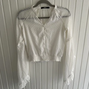 Gullig mesh blus - Så fin mesh blus men långa vida armar! Skick: jättebra storlek:s