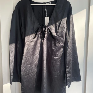 Festklänning från Nelly  - Svart festklänning från Nelly.  Aldrig använd!  Storlek: 36  Nypris: 499kr  Säljes för: 150kr 