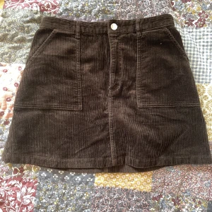 Brun Manchester kjol  - Brun Manchester kjol från monki. Första bilden visar bäst färgen. Står att det ska var strl M men väldigt liten i midjan så skulle snarare säga S eller t.o.m XS. Superfin men tyvärr för liten för mig! Skriv om du har frågor!