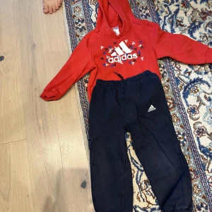 Adidas tröja och byxa  - Helt nya använa några få gånger. Bra skick. 