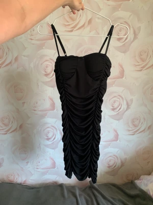 Stretschig miniklänning  - En suger elegant klänning med kupor insydda. Jag har kupa B och 75 runt bysten❤️ MYCKET STRTECHIG, går att justera banden på axlarna 