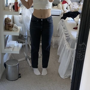 Jeans - Svarta jeans från Gina tricot! Storlek 36 och aldrig använda! Jag tycker de är lite för korta för min smak(är 169) passar nog lite kortare personer beronde på hur man vill att de sitter! 