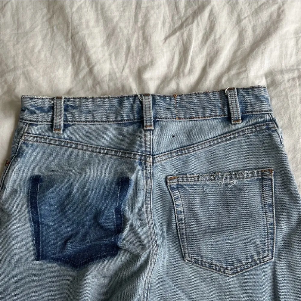 Jeansshorts med en ficka 💕 (se bild två). Shorts.