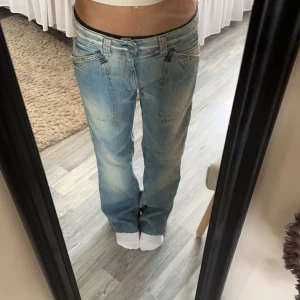 Replay  - Fina Replay jeans, köppt på Sellpy. Säljs pga förstora och därför onte kommer till användning💕De är lite av klippta men passar mig i längden som är 166cm🌺