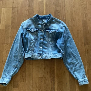 Jeans jacka - I bra skick har använts få tals gånger säljer dock den inte kommer till användning mer 