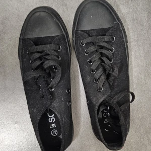 Skor - Helt oanvända tygskor från lager157