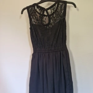 Klänning svart spets - Den lilla svarta i spets