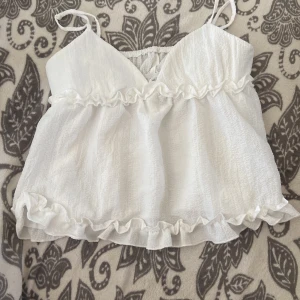 Volang linne - Ett jättefint volang linne till sommaren. Ifrån shein. nyskick, aldrig användt bara testat. Storlek M. Köpt för 109 kr Priset är 50 kr + frakt  Spårbar frakt = 54 kr Frimärke = 45 kr