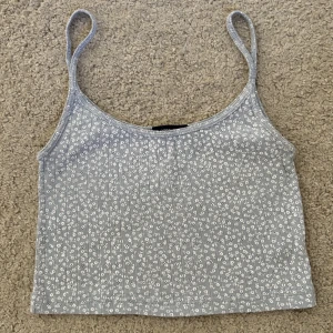 Brandy Melville topp - Blå topp med vita blommor! Jätte härlig nu till sommaren💋Passar mig med S! Men passar även Xs!