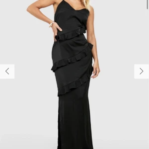 Svart långklänning  - Helt oanvänd med alla lappar kvar!Jättefin svart långklänning 