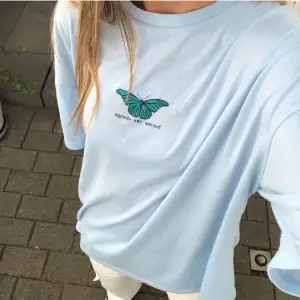 Supergullig ljusblå t-shirt med fjärilsmotiv, st S, skick 8/10🫶🏽