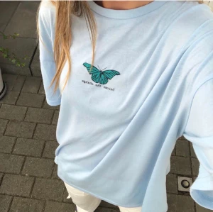 Oversize ljusblå t-shirt - Supergullig ljusblå t-shirt med fjärilsmotiv, st S, skick 8/10🫶🏽