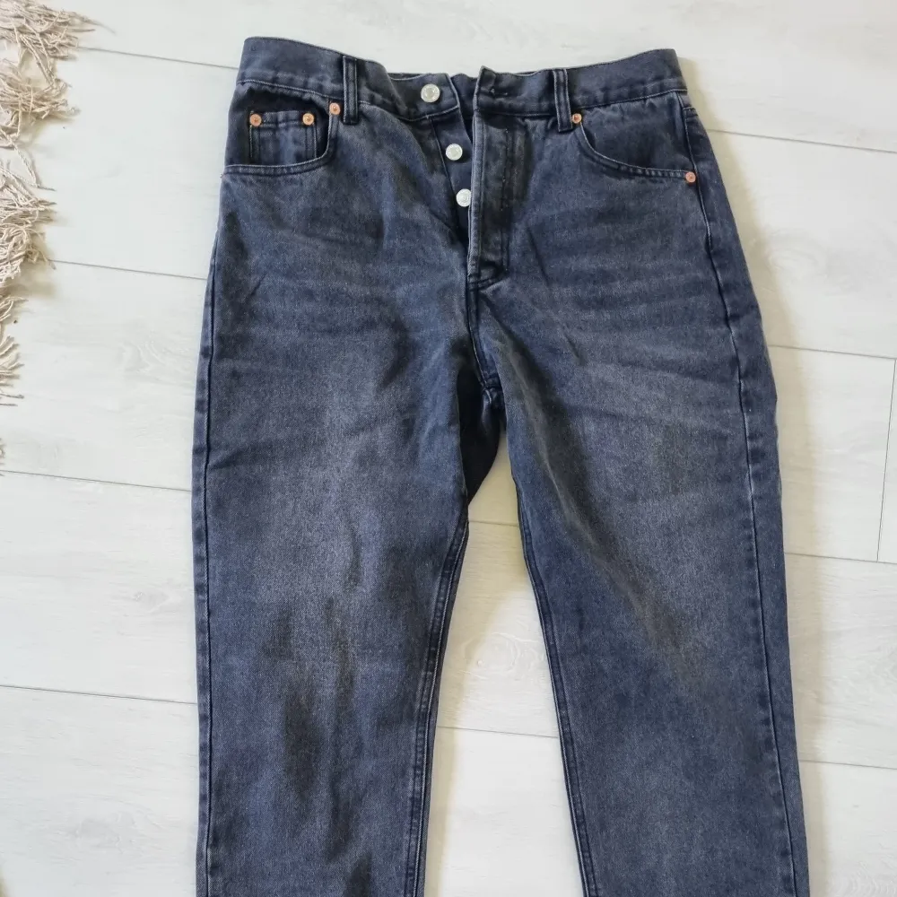 Skitsnygga Levi jeans dem passar till allt jag har redan 2 par så säljer dessa men 10/10 recomennd Haft mitt andra par i 1 år och har inte tagit någon skada än. Lägg ett prisförslag vet jag så kan vi diskutera priset.. Jeans & Byxor.