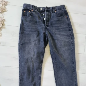 Gråa Levi Jeans - Skitsnygga Levi jeans dem passar till allt jag har redan 2 par så säljer dessa men 10/10 recomennd Haft mitt andra par i 1 år och har inte tagit någon skada än. Lägg ett prisförslag vet jag så kan vi diskutera priset.