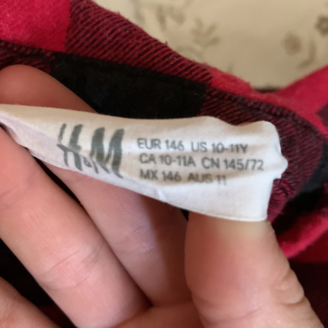 Röd,svart tröja  - 91