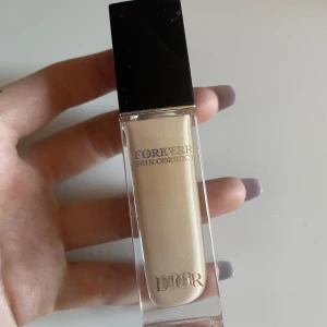 Dior concealer - Fulltecknade concealer från dior som tyvvär inte passa mig i färgen ! Helt ny och köpt för cirka 400kr 