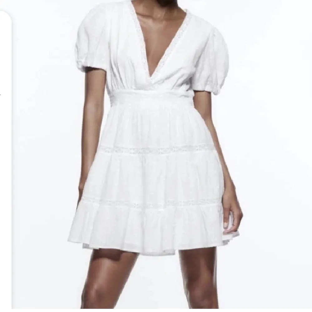 Säljer denna slutsålda klänningen från zara🙌 Endast använd en gång! 💙Klänningen har många fina detaljer och broderingar💙 Pris går alltid att diskuteras☺️. Klänningar.
