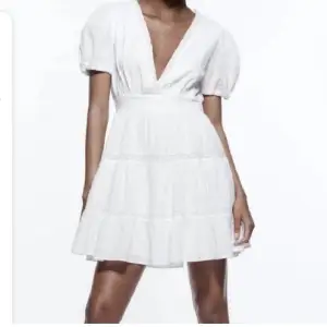 Säljer denna slutsålda klänningen från zara🙌 Endast använd en gång! 💙Klänningen har många fina detaljer och broderingar💙 Pris går alltid att diskuteras☺️