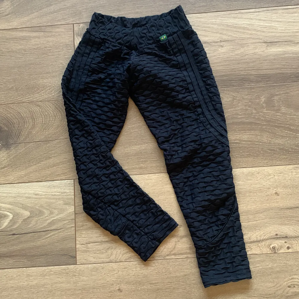 Låga tights att träna i eller ha till vardags, tuffa. Fint skick och kortare modell. Ovanliga så bli ensam om dessa .. Jeans & Byxor.