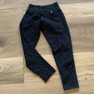 Kikwit träningstights xs svarta scrunch smickrande låga - Låga tights att träna i eller ha till vardags, tuffa. Fint skick och kortare modell. Ovanliga så bli ensam om dessa .