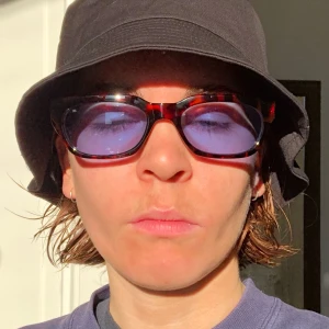 Solglasögon - Snygga blåa brillor, knappt använda!