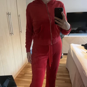 Velour set - Använd några gånger. Tröja strl M, byxor strl L