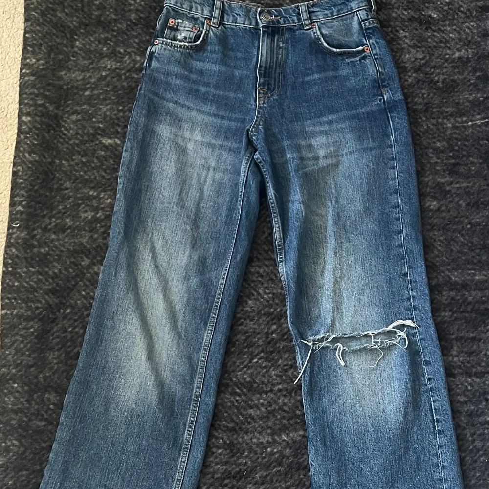 Mid Rise jeans från zara i en gammal modell som inte längre säljs, köparen står för frakten💕. Jeans & Byxor.