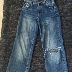 Mid Rise jeans från zara i en gammal modell som inte längre säljs, köparen står för frakten💕