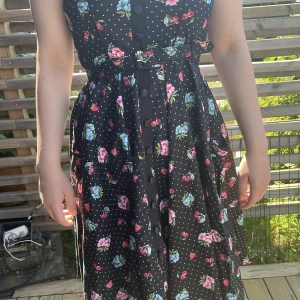 Klänning  - Rockabilly klänning med skärp i midjan 