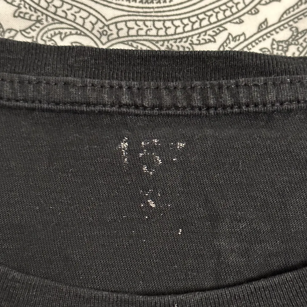 Basic svart tischa från Lager 157   Välanvänd men inga fel på!  Borde vara 100% cotton. T-shirts.
