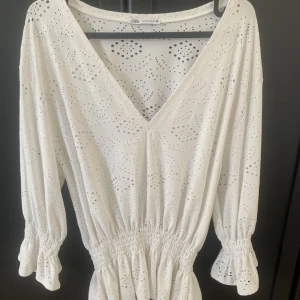 Söt vit blus från Zara🌸 - En fin blus från Zara i storlek S, endast använd ett få antal ggr och har inga tecken på använding!💓