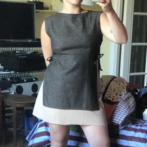 Linne med slits - Linne med slits på vardera sida. Vävt tyg.