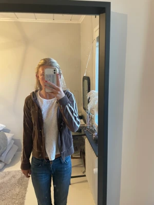 Brun hoodie - Brun hoodie med dragkedja