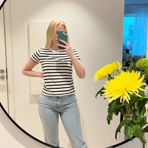 Randig T-shirt  - Svart- och vitrandig T-shirt i mycket bra skick🤍