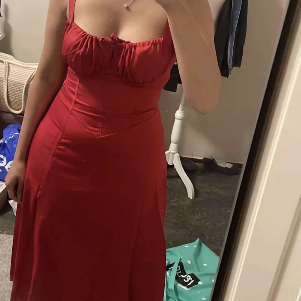 Superfin röd klänning som tyvärr var alldeles för liten för mig. Köpt på Amazon och oanvänd, endast testad. Bröst 78cm, midja 72cm. Klänningen har en slit på ena sidan och har även en dragkedja så den är enkel att få på och av. Nypris 320. Klänningar.
