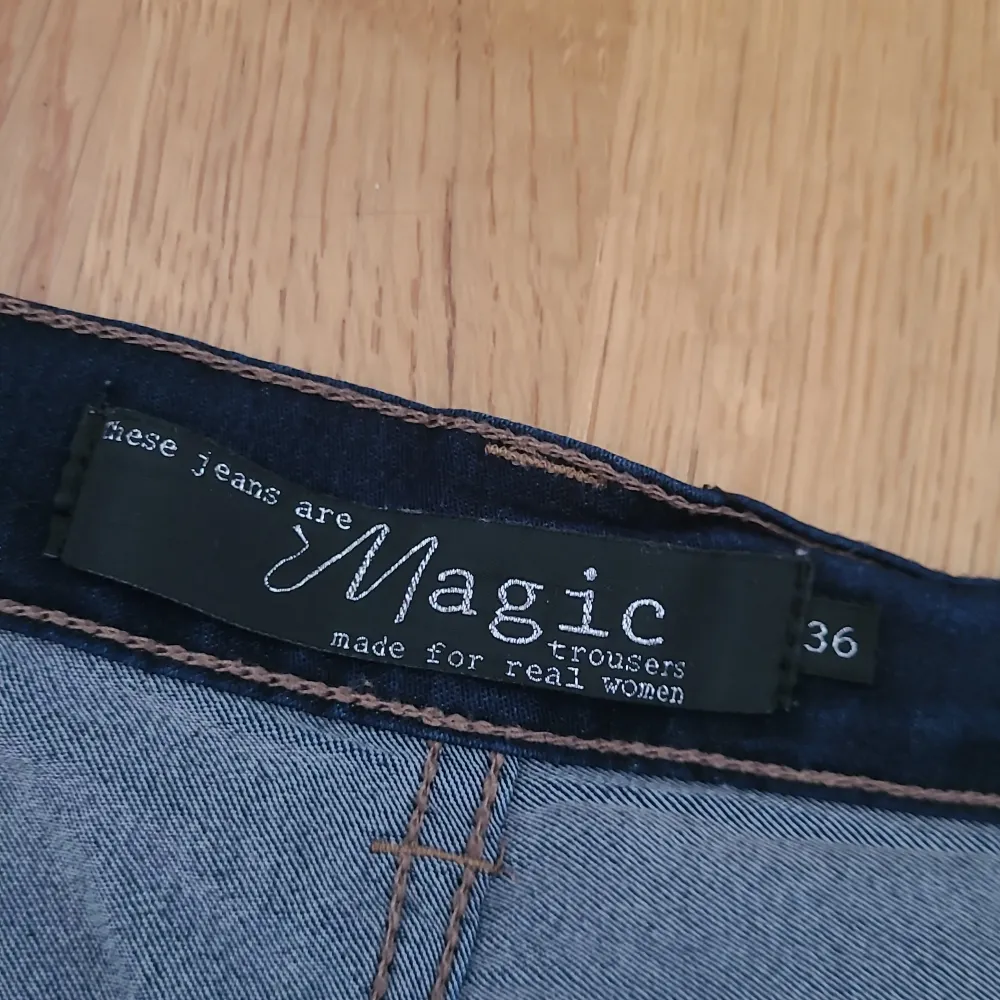 Knälånga jeans från KappAhl i märket 