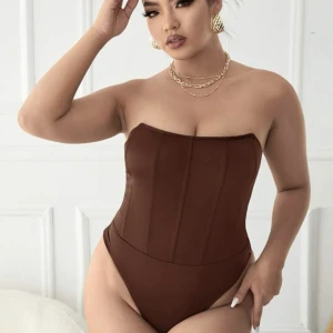 Brun body  - Det är en brun body från shein som jag vill sälja. Bra material men för liten för mig. Den är endast testad en gång.   obs, jag står inte för frakten. 