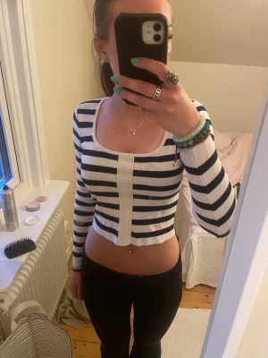 Långärmad tröja - Jag säljer denna tröjan då den inte längre kommer till användning 💕 Den är vit och marinblå,, jag vet inte vart den är ifrån då jag klippte bort lappen… 😘Denna tröjan skulle passa sååå bra till ett par linnebyxor på en sommarkväll 😫🙏🏼😇 Skriv för frågor❤️