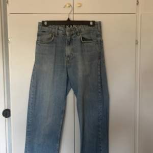 Säljer ett par Karve jeans som jag köpt på carlings. Dom är i storlek W27 (Loose fit)