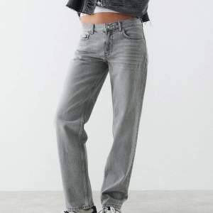 Säljer ett par lågmidjade gråa jeans från gina 💕 köpta för 499kr
