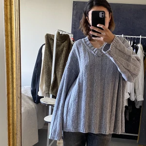 ”Contra sweater” från HOPE  - Säljer denna fina tjocktröja från Hope. Använt sparsamt. Är med i deras nuvarande kollektion. Ordinarie - pris i butik: 3400kr. Obs är oversized i modellen 