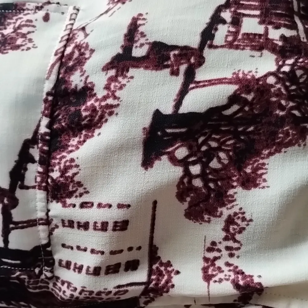 Lindex skjorta med människo, natur och hus motiv på. Polyester . Skjortor.
